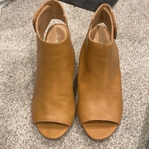 Massini size 7 Tan shoes Worn once